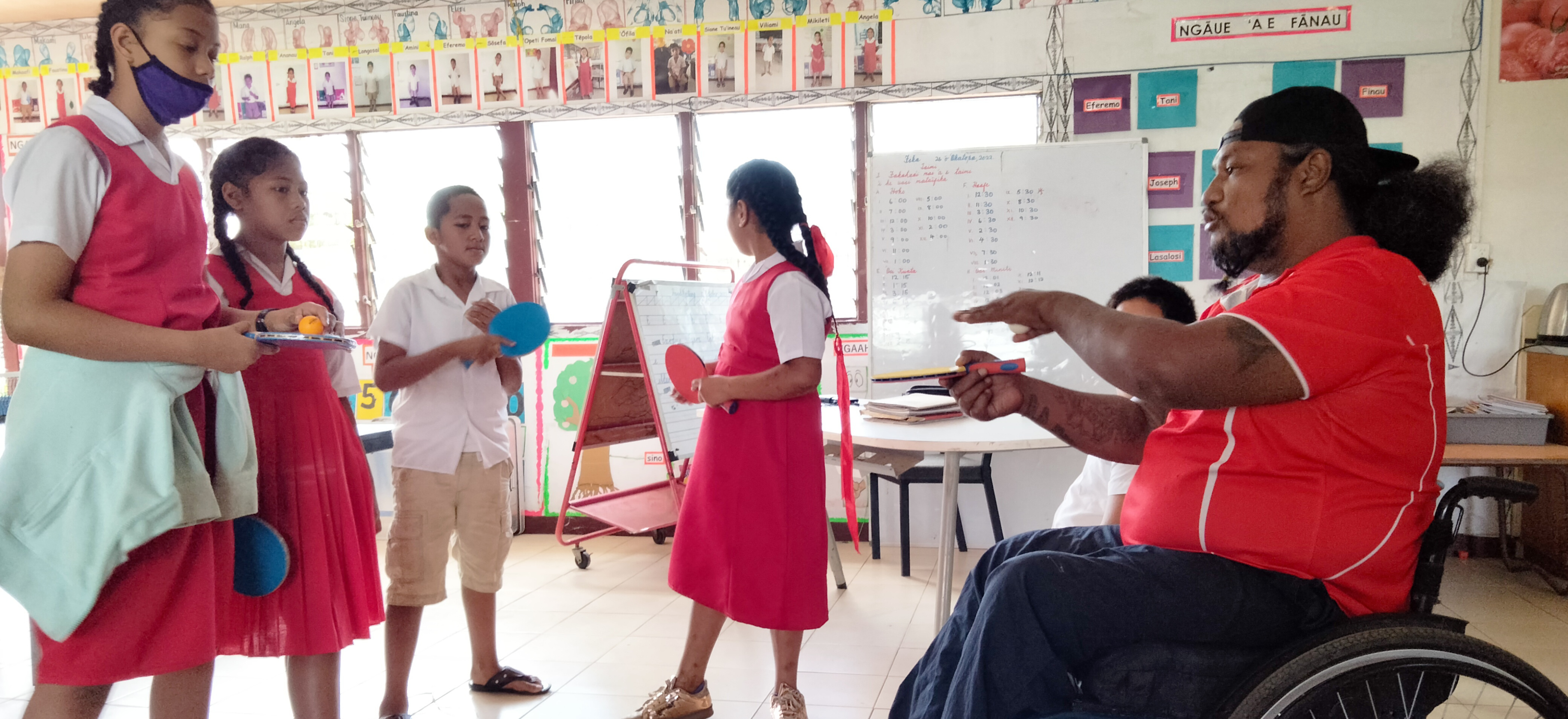 Children in Tonga learn table tennis