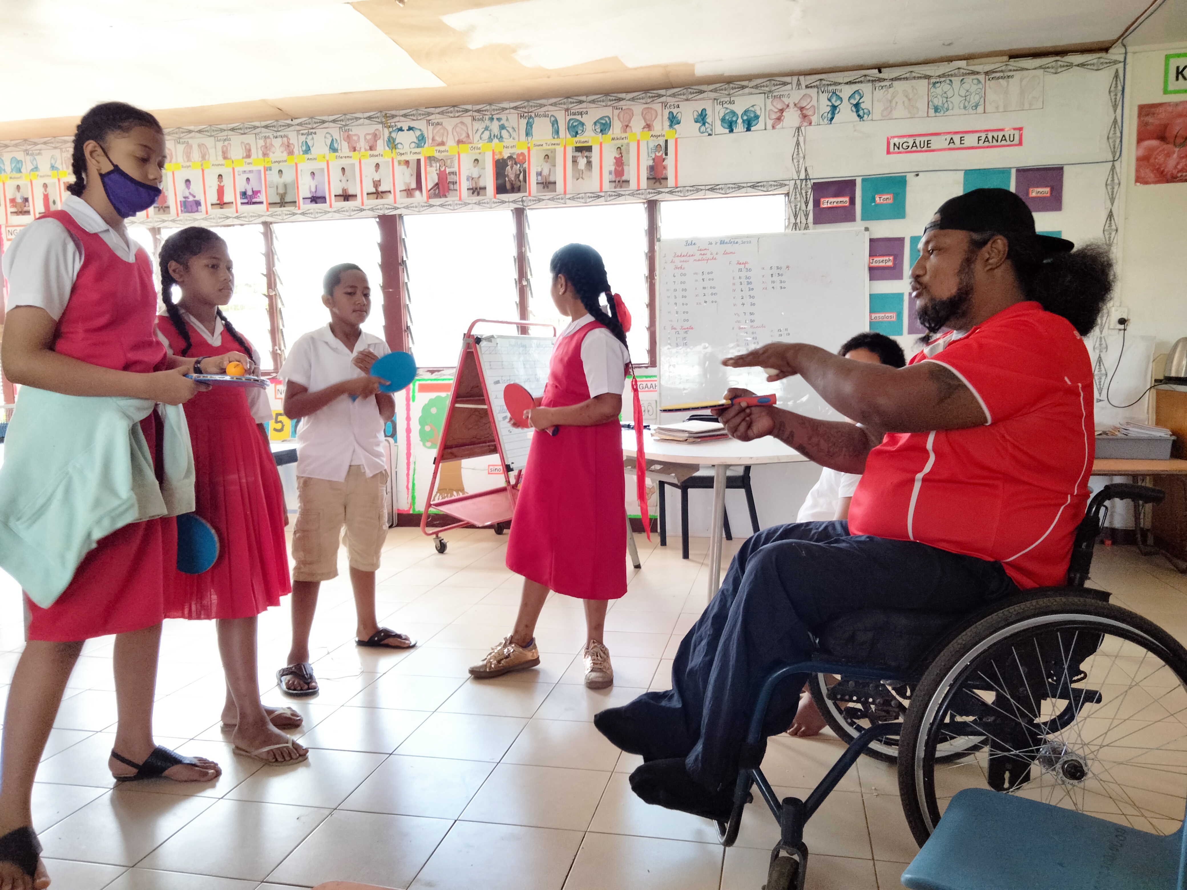 Children in Tonga learn table tennis
