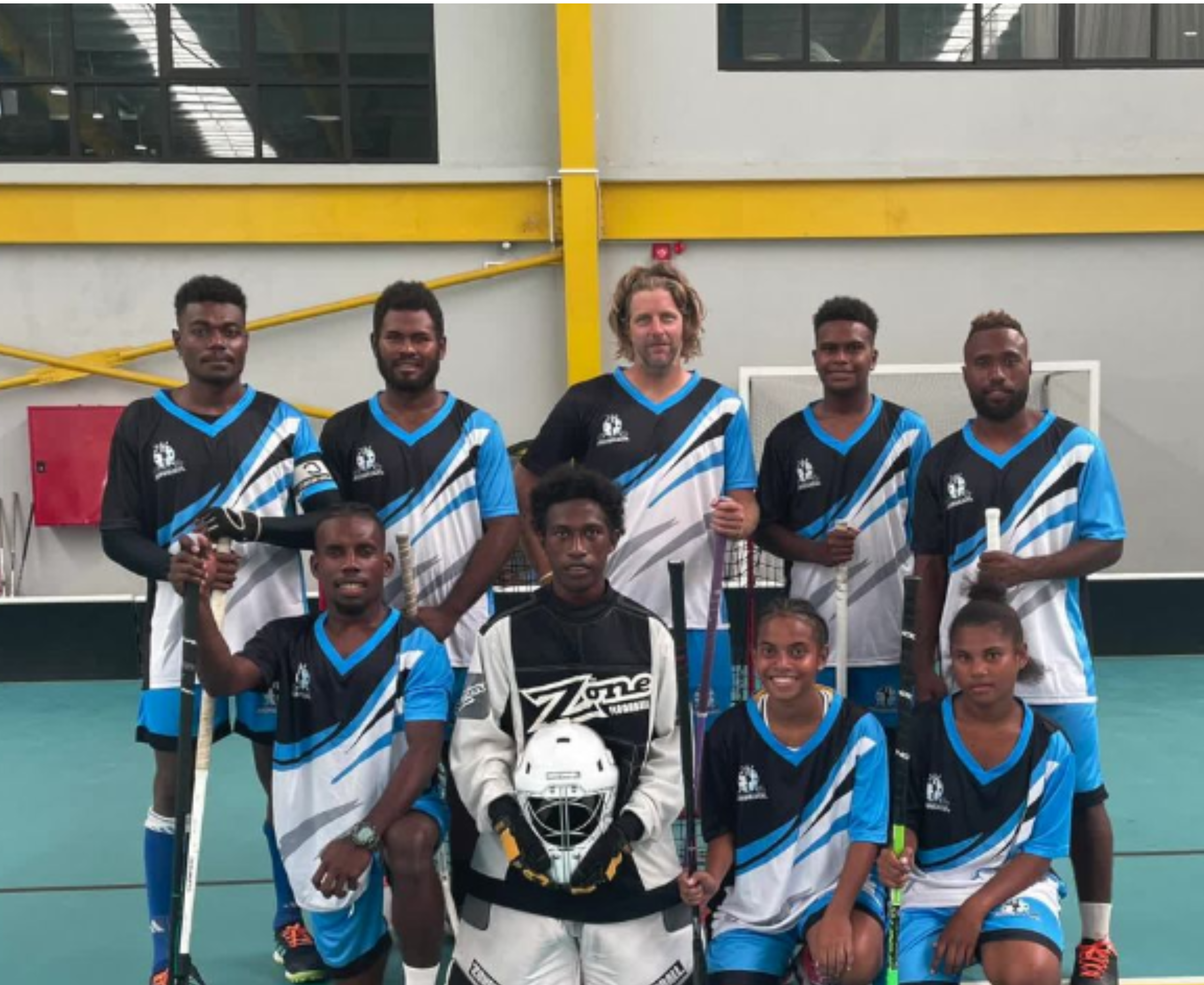 Men and women floorball players